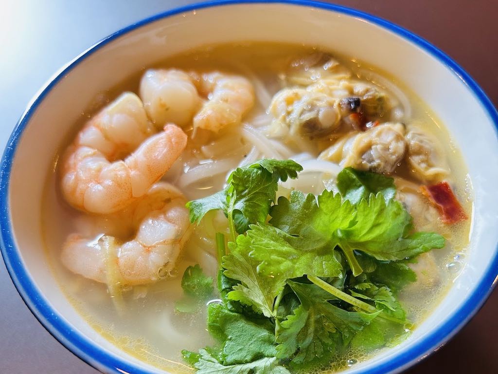 エビとあさりのフォー