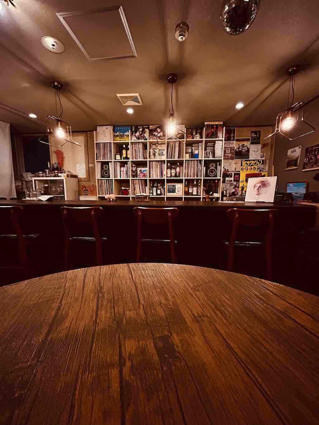 308の店内全景をテーブル席側から