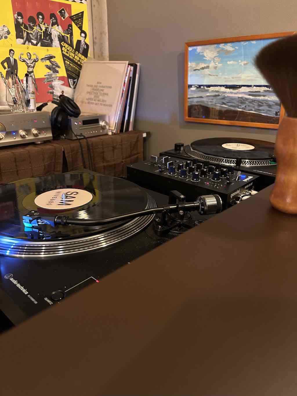 カウンター奥にはレコードプレイヤーが2台